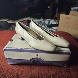 New in Box Hush Puppies Women's 9.5 Kirsten Winter White Leather Kitten Pumps